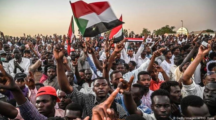 متظاهرون سودانيون