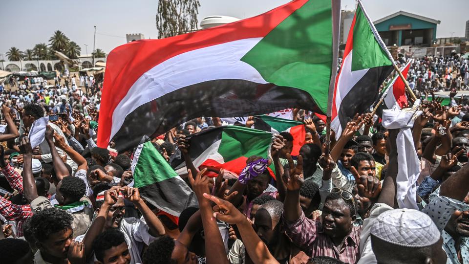 متظاهرون سودانيون أمام قيادة الجيش بالخرطوم
