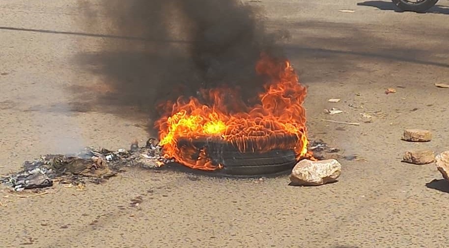المقاومة تحرق الاطارات بشوارع الخرطوم