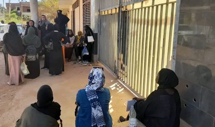 طالبات أمام بوابة إحدى الداخليات